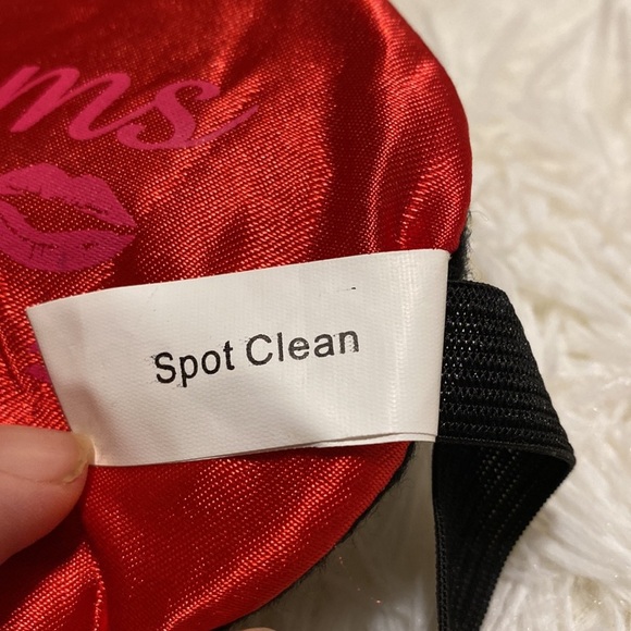 RED SHINY SWEET DREAMS / LIPS KISSES SLEEP EYE MASK BLACK BACK & ELASTIC… - Picture 8 of 9